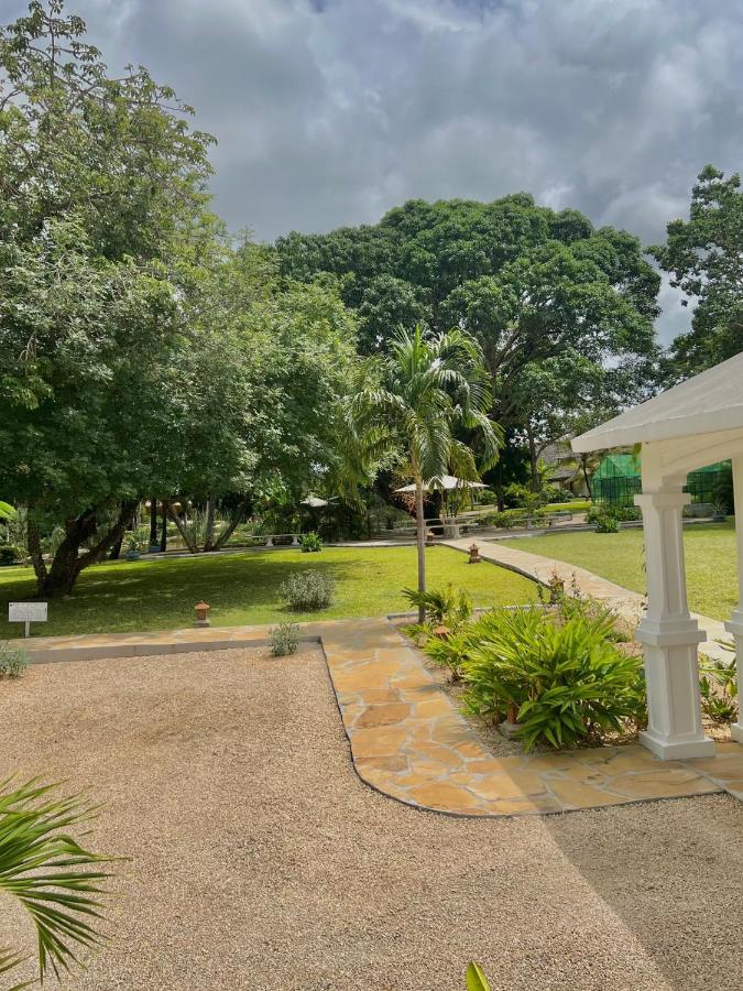 Zumzum Beach House Bed and Breakfast Kinondo Esterno foto